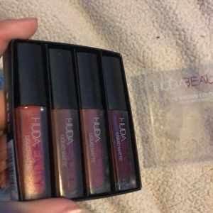 Huda beauty liquid lipstick set .